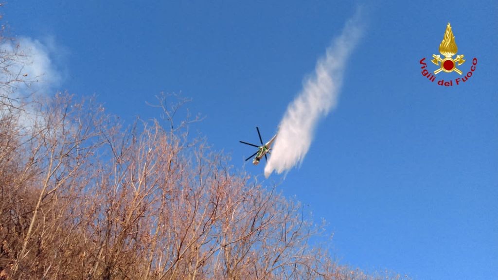 Pasqua di fuoco alle pendici del Vergante: l’incendio tra Carpugnino e Lesa