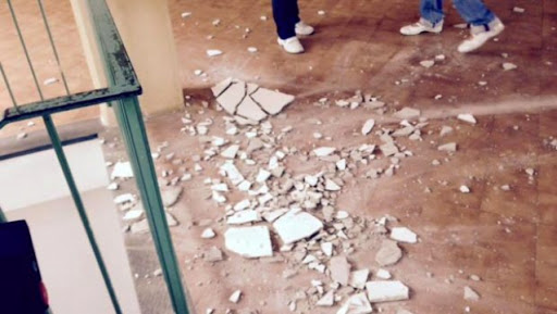 Novara crolla l’intonaco dal soffitto di una classe del Nervi: sfiorato il prof