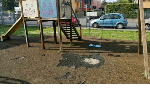 Novara legni marci e altalene rotte al parco di via Alfieri