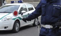 Fuga col camion rubato ma non conoscono le strade: i sensi unici li riportano davanti alla Polizia