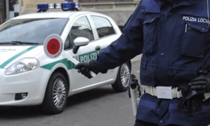 Fuga col camion rubato ma non conoscono le strade: i sensi unici li riportano davanti alla Polizia