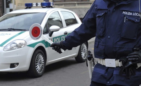 Fuga col camion rubato ma non conoscono le strade: i sensi unici li riportano davanti alla Polizia