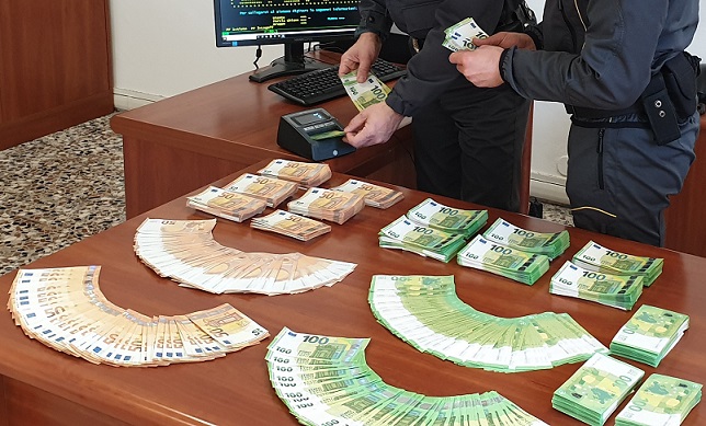 Soldi falsi spesi nel novarese: latin lover nei guai
