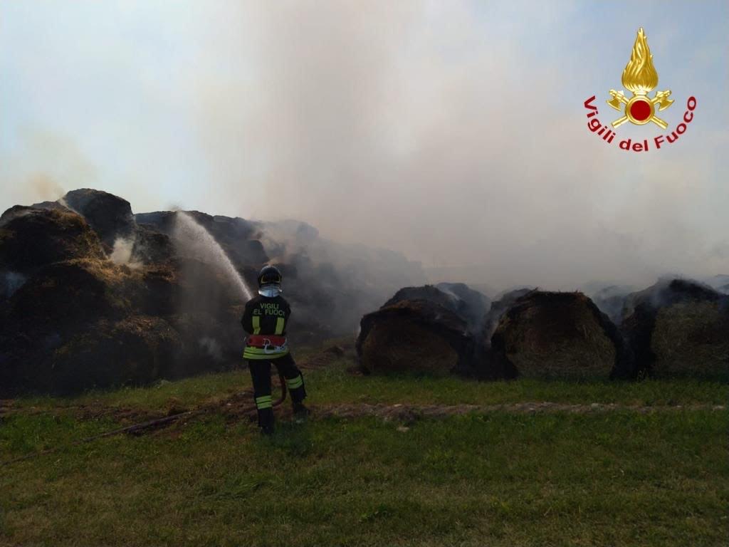 In fiamme rotoballe di fieno a Casalbeltrame
