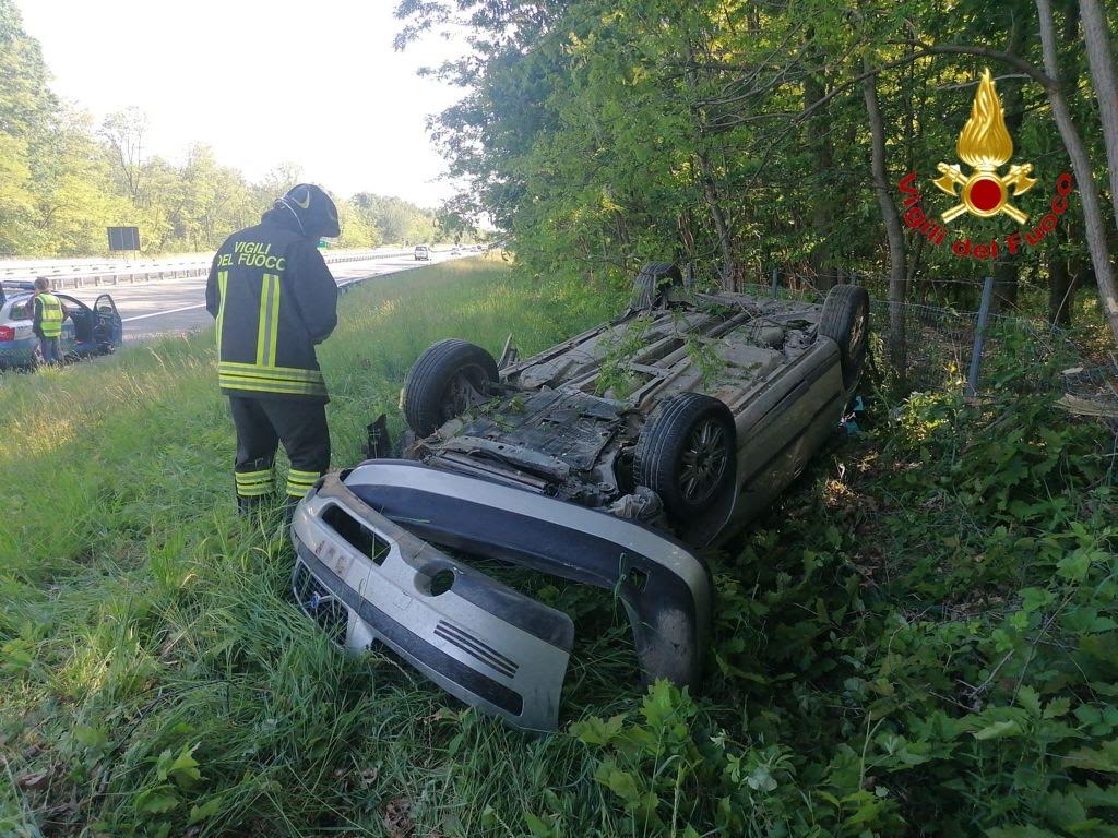 Auto si ribalta sulla A26: due persone portate all’ospedale di Borgomanero