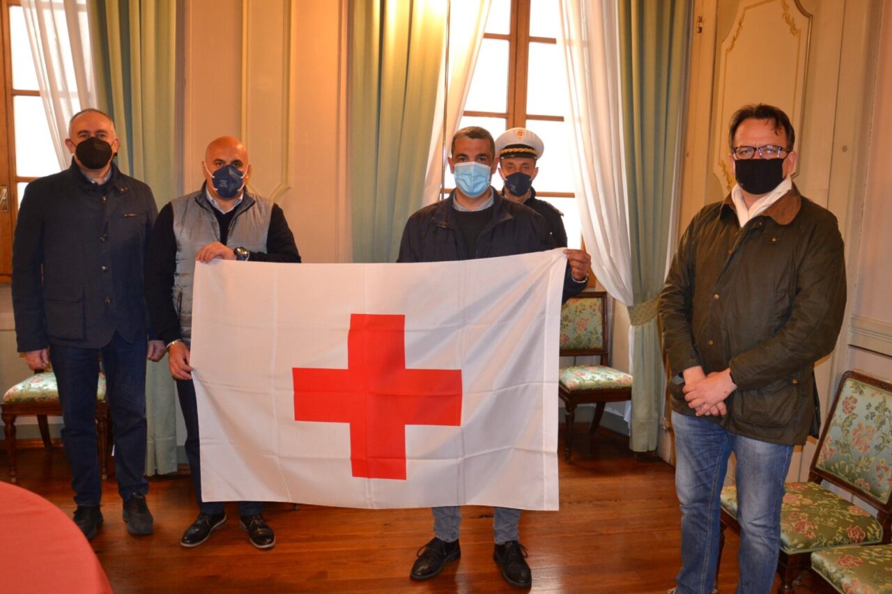 A Borgomanero per la giornata della Croce rossa issata la bandiera a Palazzo Tornielli
