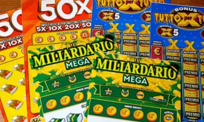 Rubano due pacchi di gratta e vinci da una tabaccheria di Arona: fermati prima dell’incasso delle vincite