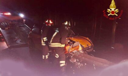 Incidente ad Armeno: macchina si incastra nel guard rail