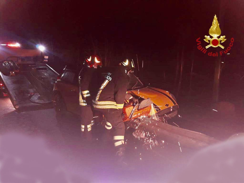 Incidente ad Armeno: macchina si incastra nel guard rail