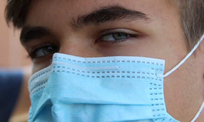 Con la mascherina alla Maturità, Azzolina: “Si può togliere ai concerti e non a scuola? Non ha senso”