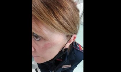 Controlli anti-assembramenti: poliziotta presa a calci e pugni