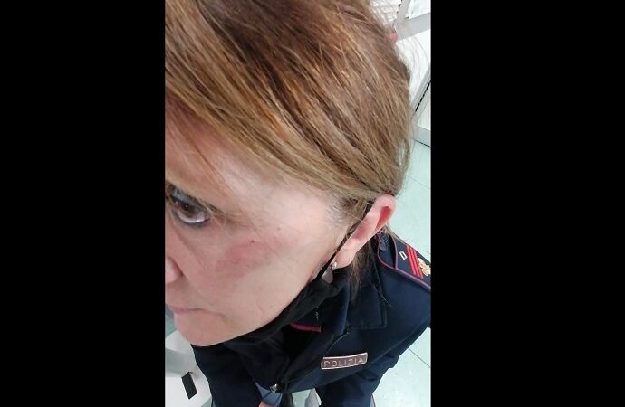 Controlli anti-assembramenti: poliziotta presa a calci e pugni