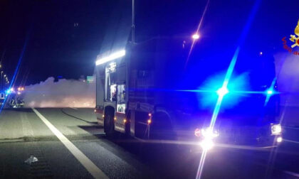 Macchina a fuoco sulla A4 all'altezza dell'autogrill di Novara