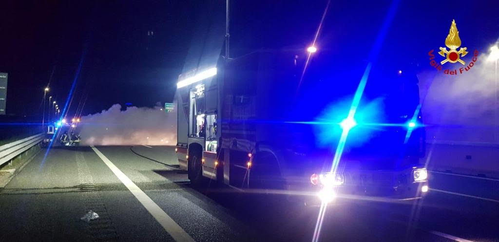 Macchina a fuoco sulla A4 all’altezza dell’autogrill di Novara