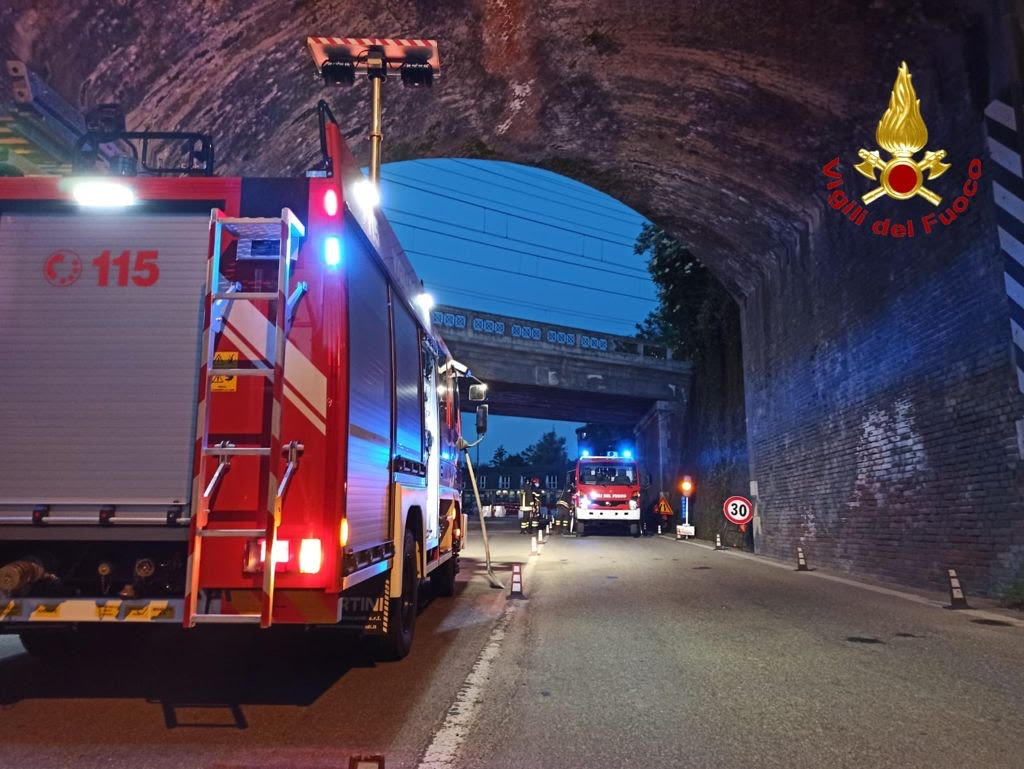 Arona parti pericolanti nel ponte di via Milano: intervengono i vigili del fuoco