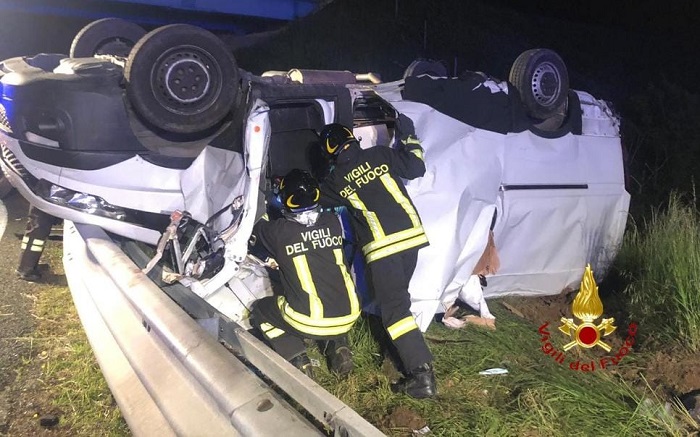 Furgoncino si ribalta in autostrada tra A4 e A26: tre i feriti