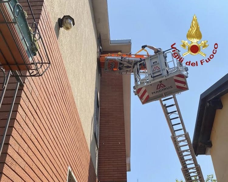 Novara intervento dei vigili del fuoco in via Marco Polo