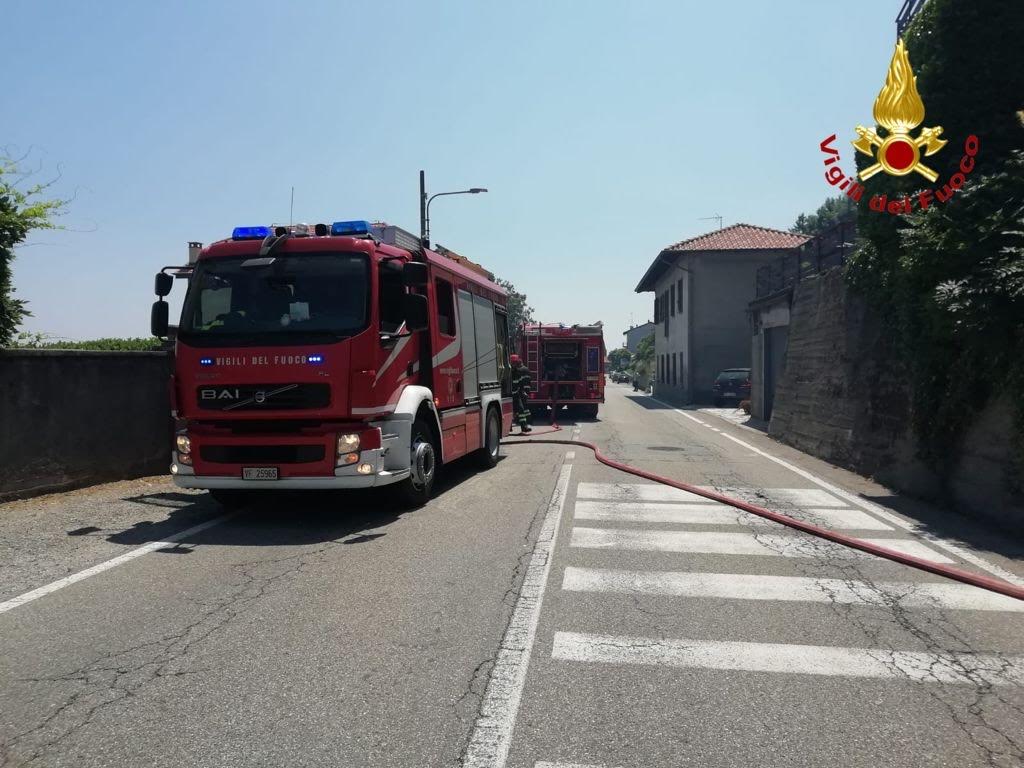 Vasto incendio a Massino Visconti: vigili del fuoco in campo