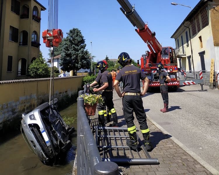 Incidente a Cerano: auto cade in una roggia