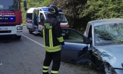 Incidente a Borgomanero: i soccorsi estraggono una persona dalle lamiere