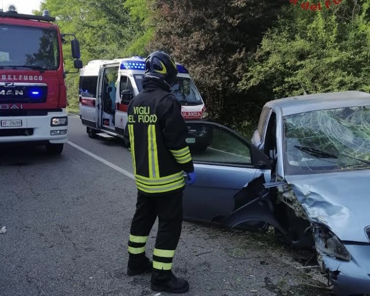 Incidente a Borgomanero: i soccorsi estraggono una persona dalle lamiere