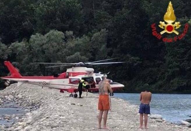 Bloccati sull’isolotto in mezzo al Ticino: recuperati dai vigili del fuoco