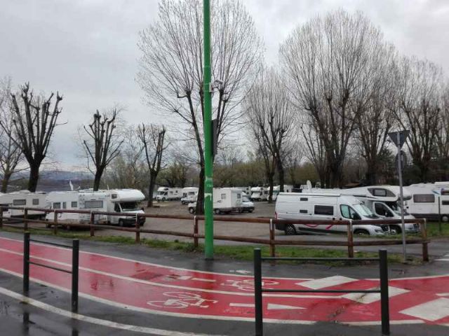 Camperisti: “Via le sbarre che impediscono l’accesso in Aldo Moro ad Arona”