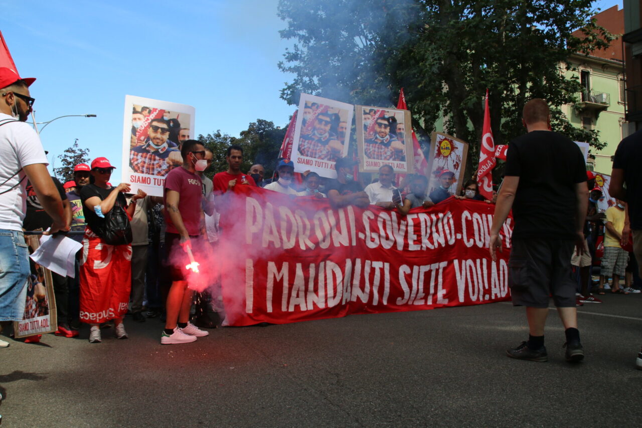 “Adil vive dentro ognuno di noi”: in 2500 da tutta Italia a Novara per il sindacalista ucciso a Biandrate – LE FOTO