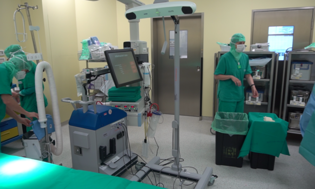 A Torino un robot ha eseguito un impianto di protesi: è la prima volta in Italia