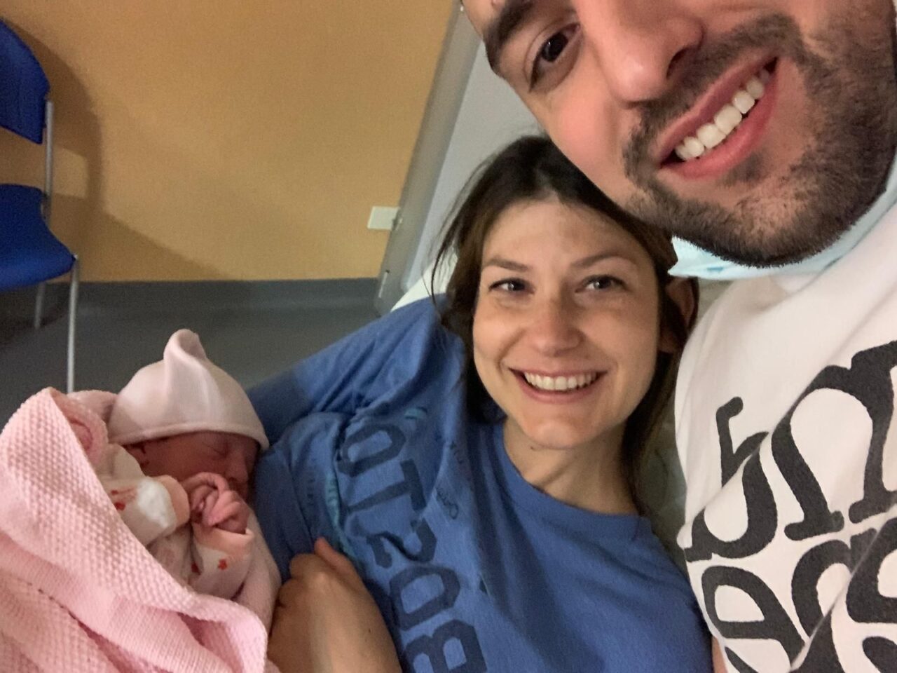 Arona la piccola Emma nasce in un lampo a casa di mamma e papà