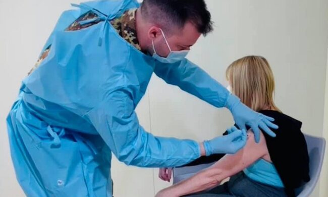 Terze dosi del vaccino: ecco come prenotarle per la fascia 40-59