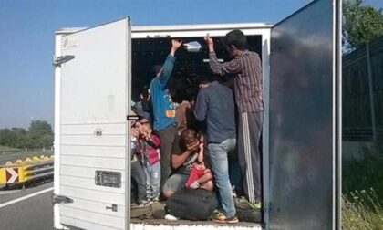 Clandestini si nascondono su un tir sperando di arrivare in Francia ma si ritrovano nel Biellese