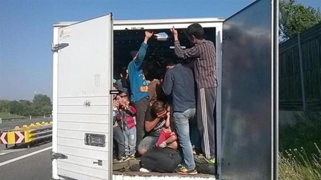 Clandestini si nascondono su un tir sperando di arrivare in Francia ma si ritrovano nel Biellese