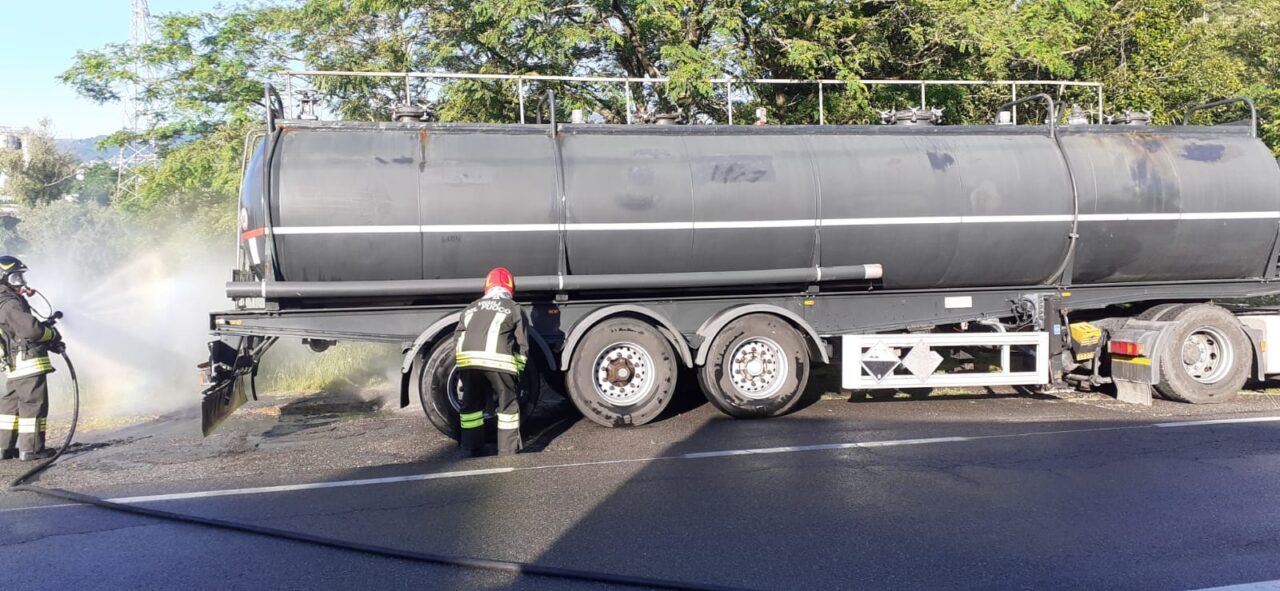 Emergenza ambientale a Intra: cisterna perde acido cloridrico, famiglie evacuate