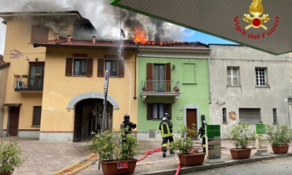 Trecate a fuoco il tetto di un'abitazione