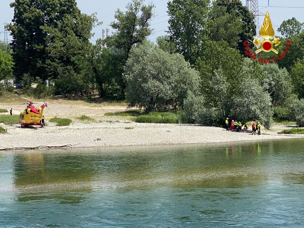 Padre e figlio trascinati dalla corrente e soccorsi a Galliate