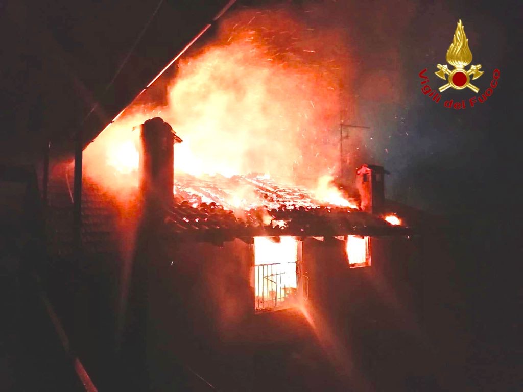 Un incendio ha divorato una casa a Nebbiuno