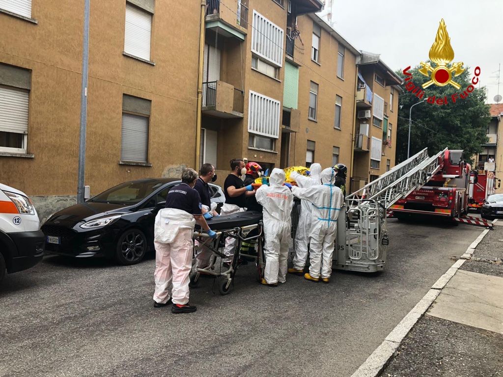 Pompieri in azione per soccorrere una persona in via Asiago