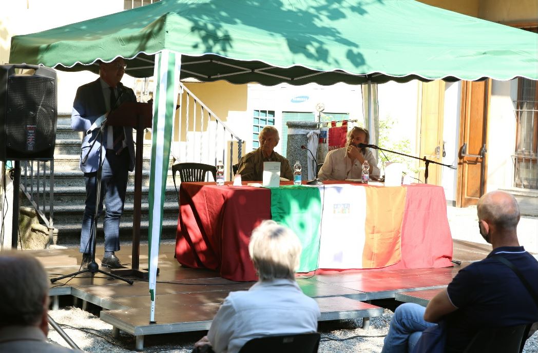Nel cortile di Villa Marazza a Borgomanero la ristampa delle memorie partigiane di “Bandolero”
