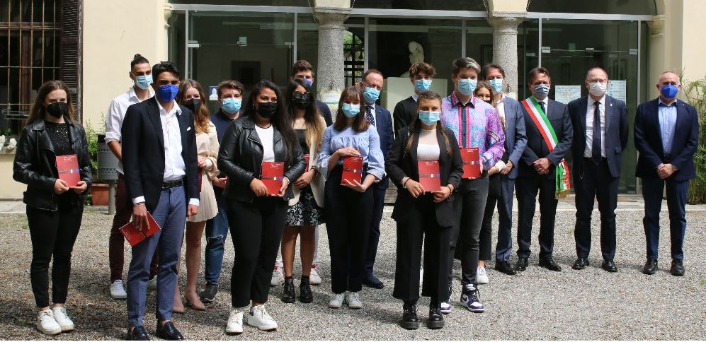 Borgomanero per il 2 Giugno donata la Costituzione ai neo diciottenni