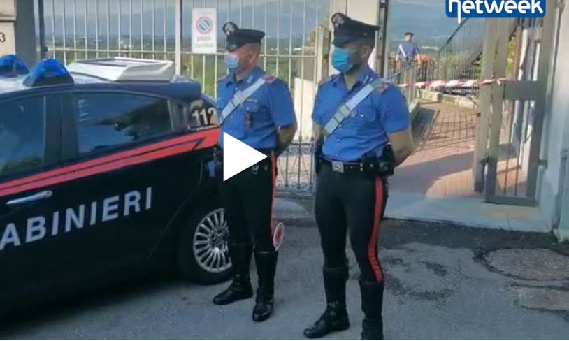 Sorprende i ladri in casa e tenta di cacciarli: ucciso da un colpo di pistola