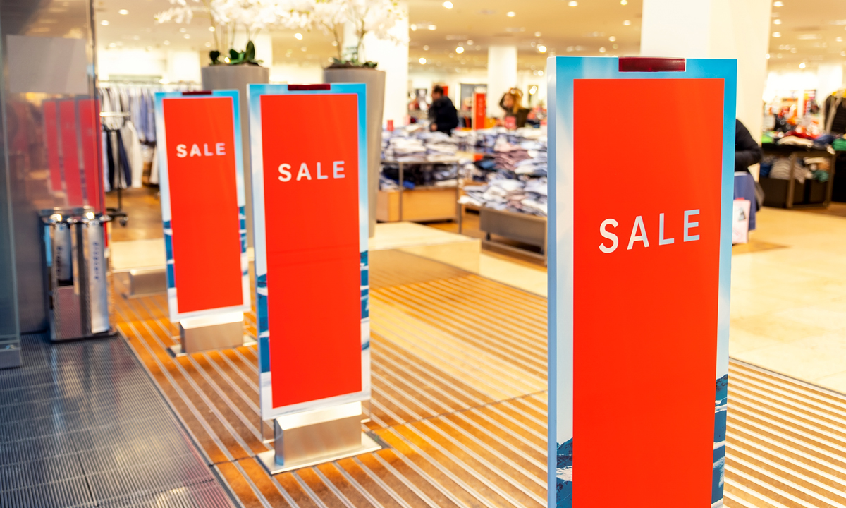 Primo weekend di saldi: nel novarese molti visitatori ma acquisti ancora deboli