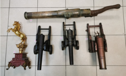 Traffico di armi antiche scoperto alla dogana, beni di interesse storico restituiti all’Italia