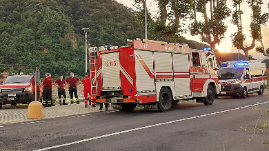 Cerca di attraversare a nuoto il Sesia, ma resta bloccato in mezzo al fiume