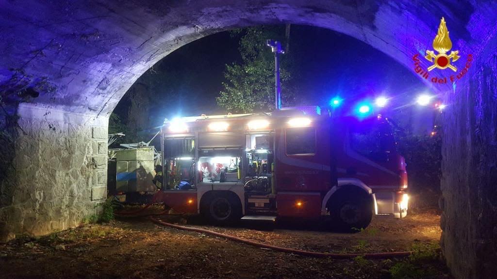 Lesa a fuoco catasta di legna: intervengono i pompieri
