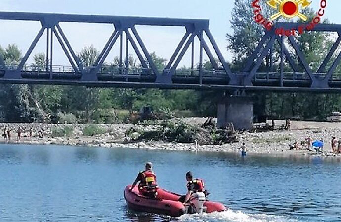 Fa il bagno nel Sesia ma resta bloccato dalla corrente