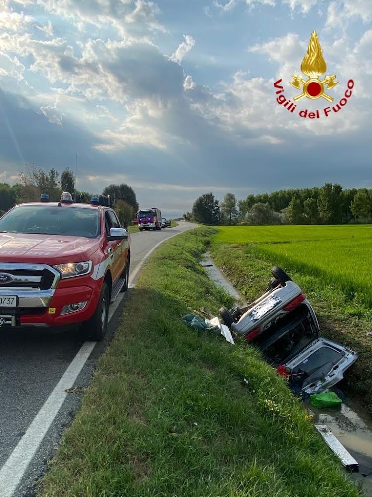 Provinciale tra Vespolate e Robbio: auto si ribalta, morto il conducente