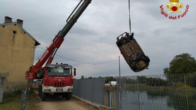 Novara recuperata auto nel canale Quintino Sella