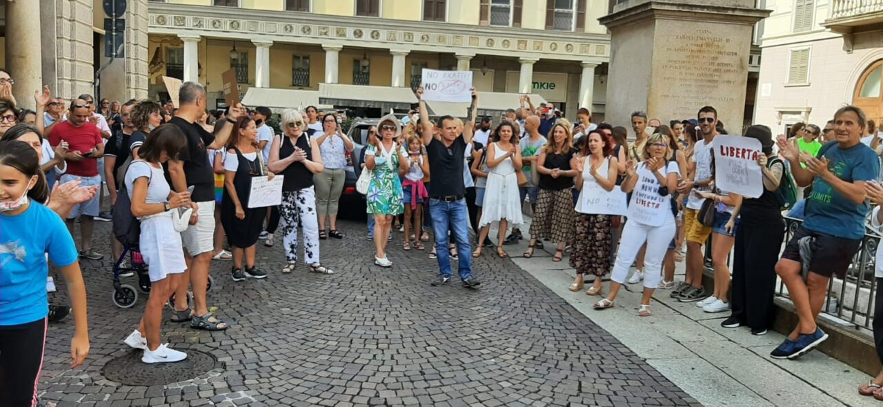 Anche a Novara è scesa in piazza la protesta contro il green pass – VIDEO
