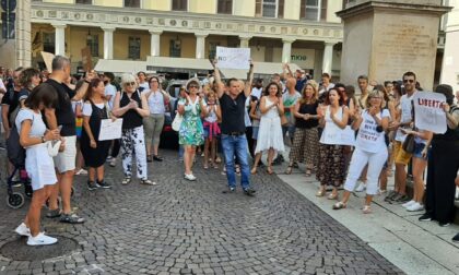 Anche a Novara è scesa in piazza la protesta contro il green pass - VIDEO